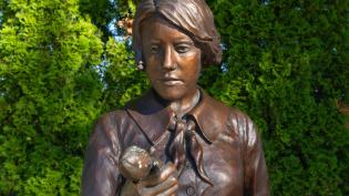 Detail obličeje bronzové sochy ženy