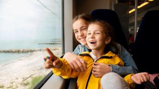 Děti cestují vlakem