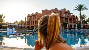 Bazén luxusního hotelu v Hurghadě