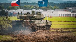 Tank Leopard 2 jede terénem