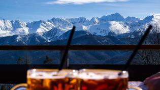 Pohled na zasněžené Tatry z venkovní terasy
