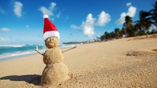 Sněhulák z písku s čepicí 