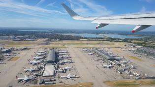 Letecký pohled na terminály a ranveje letiště Heathrow 