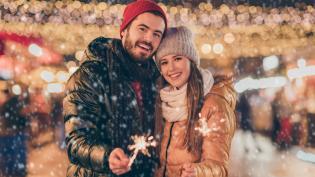 Usměvavý pár s prskavkami