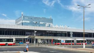 Pohled na budovu pražského letiště 