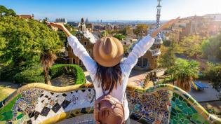 Turistka obdivuje panorama Barcelony