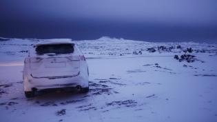 Auto v zimní bouři