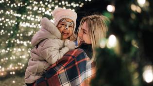 Maminka s dcerou si užívají světelnou atmosféru 