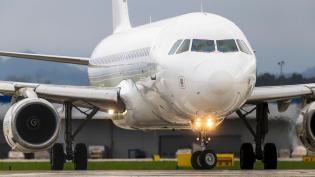 Detailní pohled na přední část letadla 