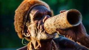 Muž z kmene v Nové Guinee