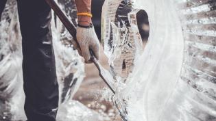 Umělec tvaruje blok ledu 