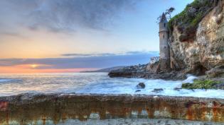 Pirátská věž na pobřeží Victoria Beach, Kalifornie - Cestovinky.cz