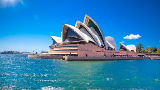 Opera v australském Sydney s modrou oblohou
