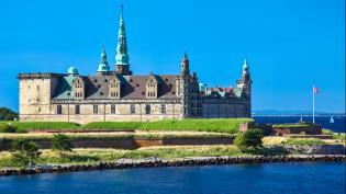 Zámek Kronborg ve slunném dnu, stojící v městě Helsingor na severovýchodě Dánska - Cestovinky.cz