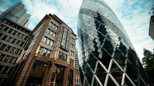 Swiss Re Tower z roku 2003, která stojí v Londýně. - Cestovinky.cz