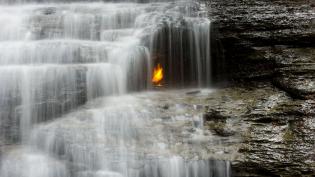 Eternal Flame Falls v Buffalu - Cestovinky.cz