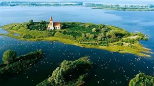 Kostel na ostrůvku - Cestovinky.cz