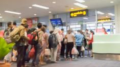 1 300 Kč pokuta za to, když se před dovolenou neodbavíte sami. Na letištích začala platit nová pravidla