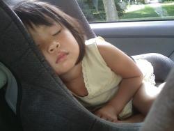 Malé dítko spící v autě