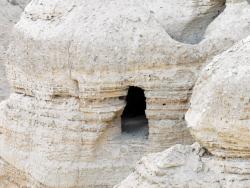Jedna z kumránských jeskyní na severozápadním pobřeží Mrtvého moře