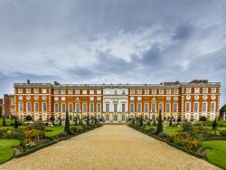 7_bridgerton_hampton_court_palace