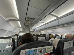 Pohled do interiéru letadla s obsazenými sedadly