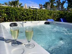 Sklenky španělské cavy položené na okraji venkovní vířivky