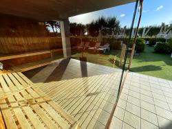 Prosklená sauna s výhledem do hotelové zahrady 