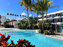 Bazén uprostřed tropické zahrady