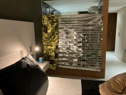 Hotelový pokoj s plně prosklenou koupelnou 