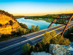 Pennybackerův most na řece Colorado je nejslavnější stavba Austinu.