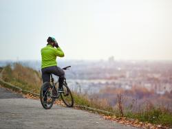 cyklista nad městem