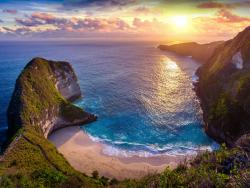 Pláž Kelingking na ostrově Nusa Penida, Bali