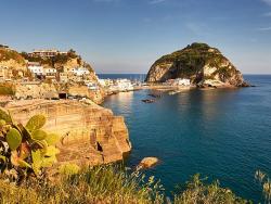 Pobřeží italského ostrova Ischia je prostě fantastické.