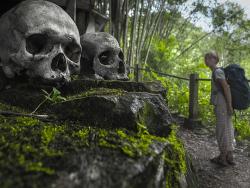 Vstup na hřbitov v Tana Toraja