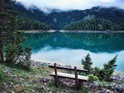 Jezero s lavičkou v Černé Hoře
