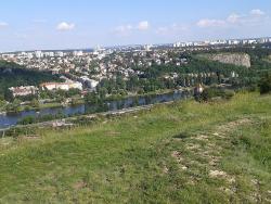 Vltava, pravý břeh Prahy a okolní lesy. Kvůli tomu je Děvín jedna z nejkrásnějších vyhlídek Prahy