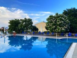 Bazén v areálu hotelu Vournelis