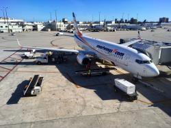 Boeing 737 Smartwings stojí u gatu 