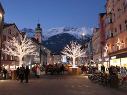 Osvětlené stromy a hlavní třída Innsbrucku 