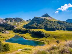 Křišťálové jezero v srdci hor