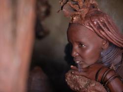 Detail ženy z kmene Himba při očistném kouřovém rituálu.