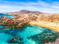 Písečná pláž s průzračně modrou vodou