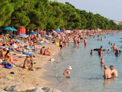 Turisté zaplnili pobřeží