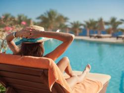 Turistka relaxující na lehátku 