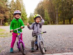Děti v helmách na kole.