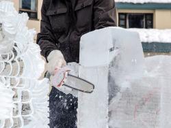 Sochař vyrábí ledovou sochu