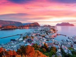 Pohled na jedno z norských pobřežních měst obklopené mořem