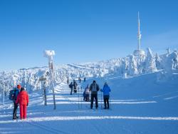 Turisté na zasněžené horské cestě