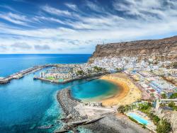 Pobřežní město s písečnou pláží